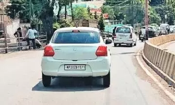 भीड़ भरे रास्तों पर दौड़ रहीं काली फिल्म लगी कारें, पुलिस को नहीं आ रहीं नजर भीड़ भरे रास्तों पर दौड़ रहीं काली फिल्म लगी कारें, पुलिस को नहीं आ रहीं नजर