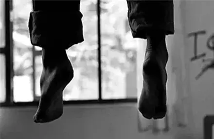 बेल्ट से फांसी लगाकर युवक ने कर ली आत्महत्या, रिश्तेदारों ने हत्या का आरोप लगाया बेल्ट से फांसी लगाकर युवक ने कर ली आत्महत्या, रिश्तेदारों ने हत्या का आरोप लगाया