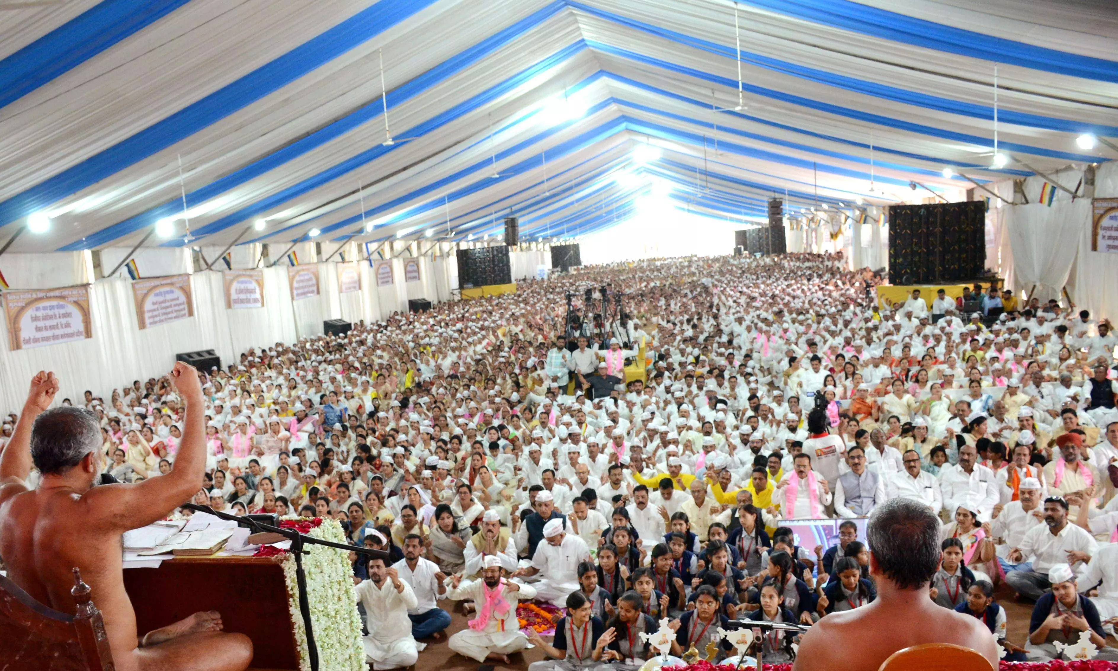 श्री भक्तामर दिवस - भक्ति, शक्ति और मुक्ति के संगम में 25 हजार से अधिक श्रद्धालु रहे उपस्थित श्री भक्तामर दिवस - भक्ति, शक्ति और मुक्ति के संगम में 25 हजार से अधिक श्रद्धालु रहे उपस्थित