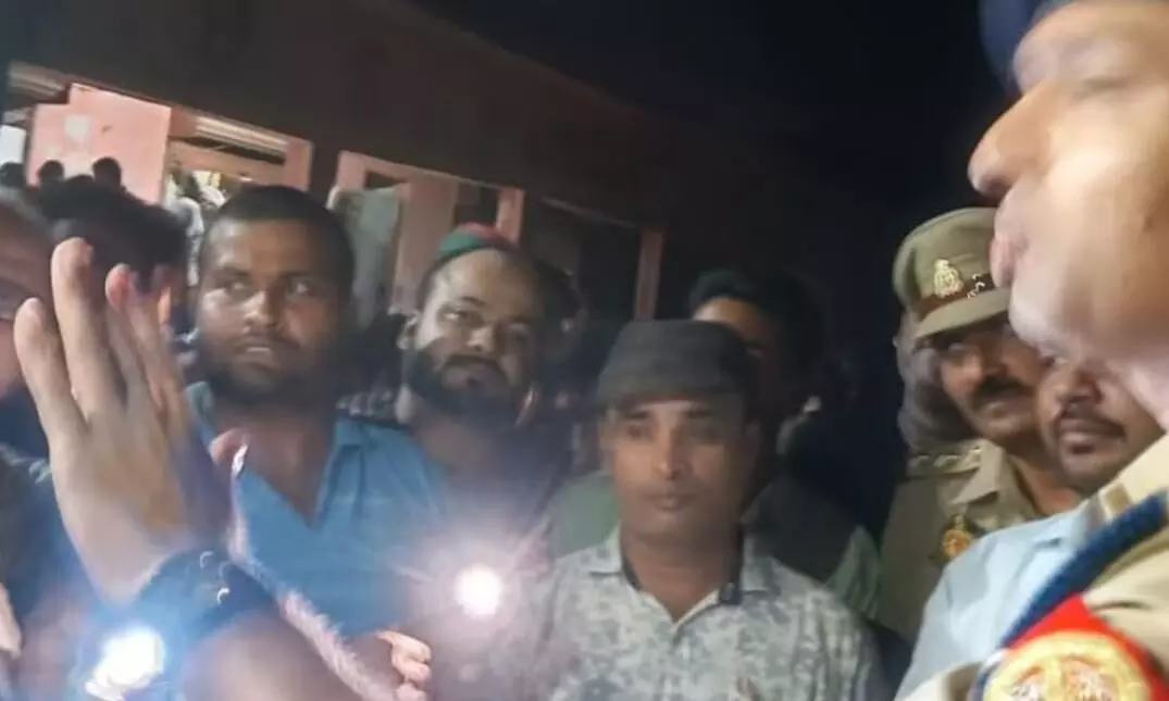 यूपी में राम बारात के दौरान हुआ बवाल, भारी संख्या में मौके पर पहुंच पुलिस बल यूपी में राम बारात के दौरान हुआ बवाल, भारी संख्या में मौके पर पहुंच पुलिस बल
