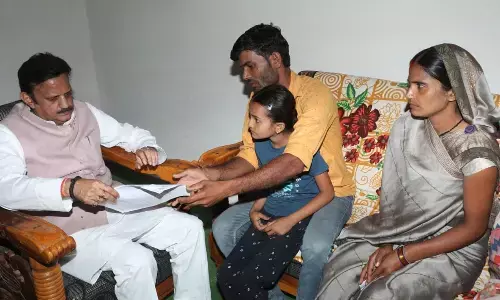 पीड़ित परिवारों से मिले डिप्टी सीएम शुक्ल..कहा-सरकार हर संभव सहायता के लिए प्रतिबद्ध पीड़ित परिवारों से मिले डिप्टी सीएम शुक्ल..कहा-सरकार हर संभव सहायता के लिए प्रतिबद्ध