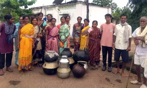 संतप्त महिलाओं ने शराब अड्डे पर बोला  धावा, हजारों रुपए का माल जब्त संतप्त महिलाओं ने शराब अड्डे पर बोला  धावा, हजारों रुपए का माल जब्त