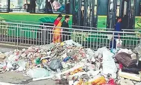 पिंपरी-चिंचवड की कचरा कुंडी मुक्त शहर योजना विफल, कचरा कुंडियों की जगह लगे कूड़े के ढेर पिंपरी-चिंचवड की कचरा कुंडी मुक्त शहर योजना विफल, कचरा कुंडियों की जगह लगे कूड़े के ढेर