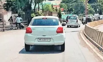 भीड़ भरे रास्तों पर दौड़ रहीं काली फिल्म लगी कारें, पुलिस को नहीं आ रहीं नजर