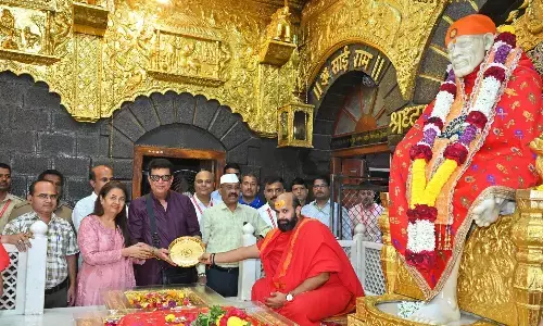 शिर्डी साईं के चरणों में 74 लाख रुपये मूल्य का स्वर्ण थाल अर्पित, भक्तों की अटूट श्रद्धा शिर्डी साईं के चरणों में 74 लाख रुपये मूल्य का स्वर्ण थाल अर्पित, भक्तों की अटूट श्रद्धा