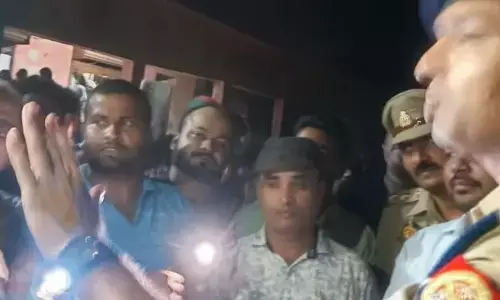 यूपी में राम बारात के दौरान हुआ बवाल, भारी संख्या में मौके पर पहुंच पुलिस बल यूपी में राम बारात के दौरान हुआ बवाल, भारी संख्या में मौके पर पहुंच पुलिस बल