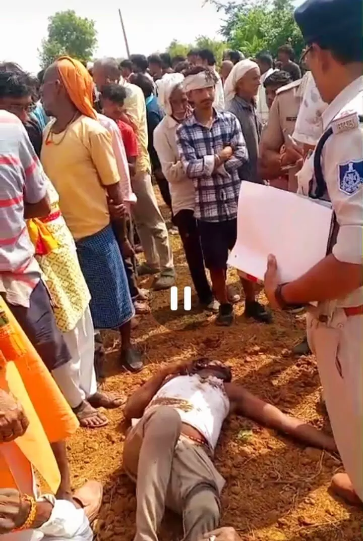 जुताई करते समय खेत के किनारे खाई में पलटा टै्रक्टर, चालक की मौत जुताई करते समय खेत के किनारे खाई में पलटा टै्रक्टर, चालक की मौत
