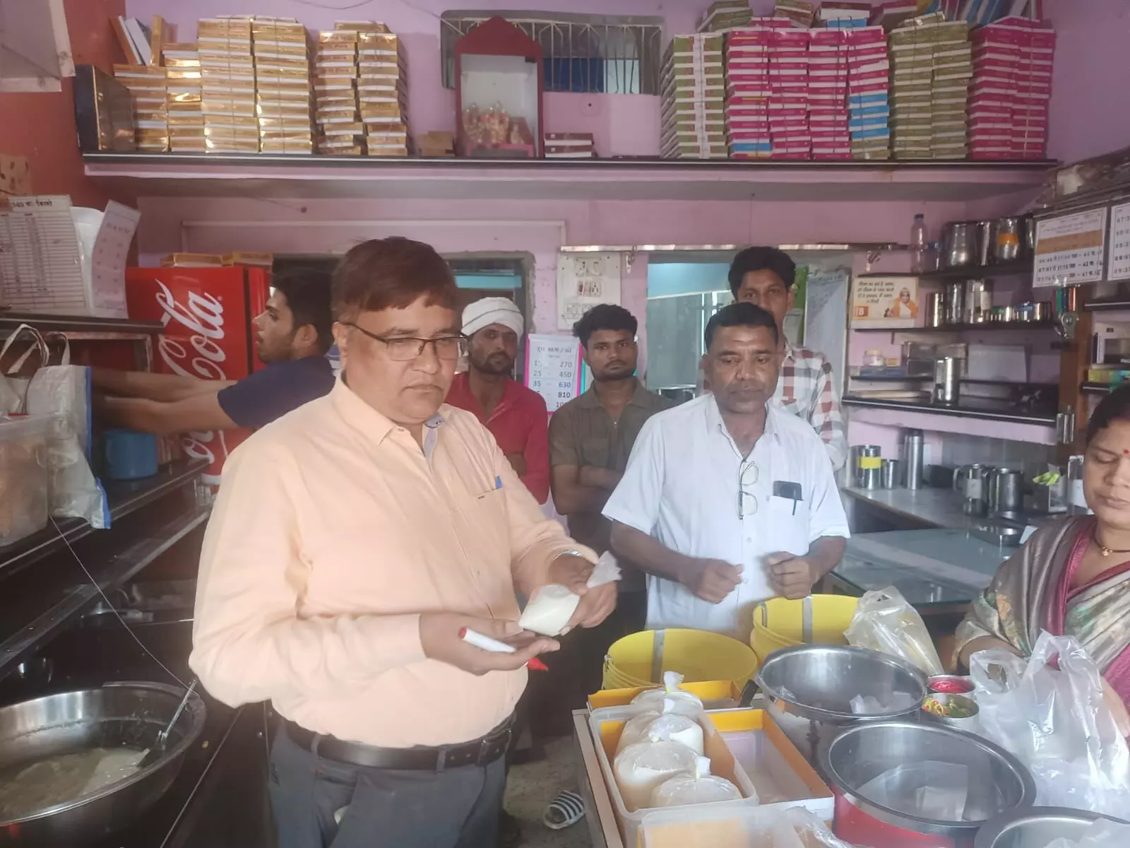 दीपावली पर्व के दृष्टिगत खाद्य प्रतिष्ठानों का किया निरीक्षण दीपावली पर्व के दृष्टिगत खाद्य प्रतिष्ठानों का किया निरीक्षण