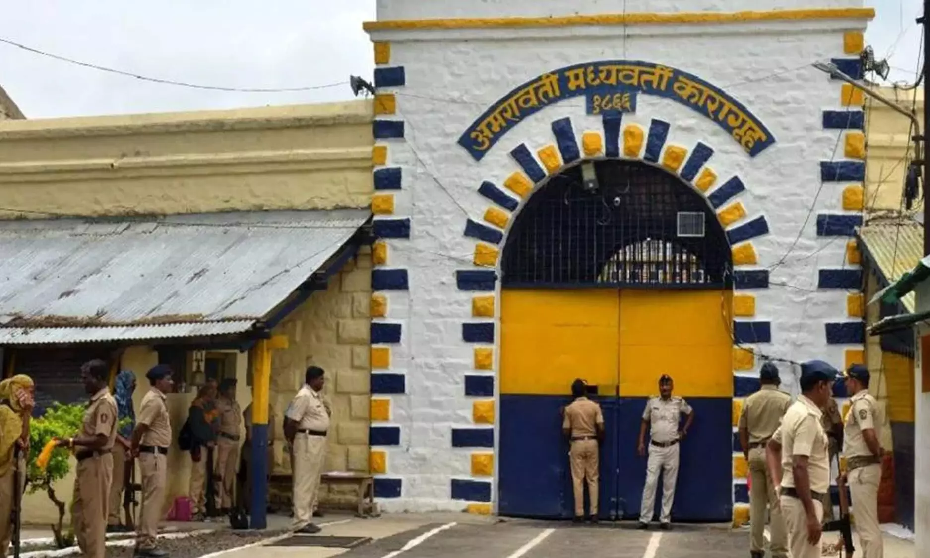 जेल में फिर मिला मोबाइल, अब तक 6 बरामद, नपेंगे जेल अधिकारी जेल में फिर मिला मोबाइल, अब तक 6 बरामद, नपेंगे जेल अधिकारी