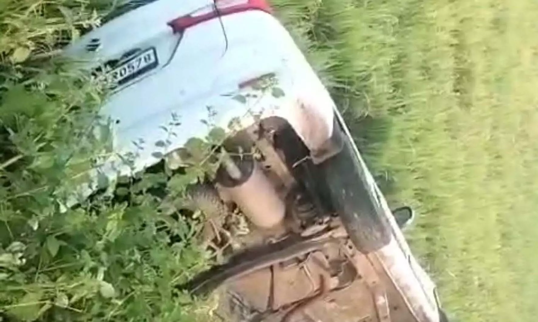 पति के साथ रेत लदे टिप्पर का पीछा कर रही एसडीएम का वाहन पलटा पति के साथ रेत लदे टिप्पर का पीछा कर रही एसडीएम का वाहन पलटा