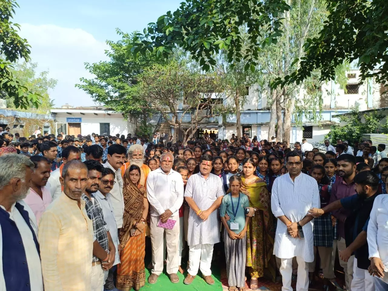 विधायक डॉ. राजेश वर्मा ने सांदीपनि विद्यालय गुनौर में छात्र-छात्राओं को वितरित की साइकिलें विधायक डॉ. राजेश वर्मा ने सांदीपनि विद्यालय गुनौर में छात्र-छात्राओं को वितरित की साइकिलें