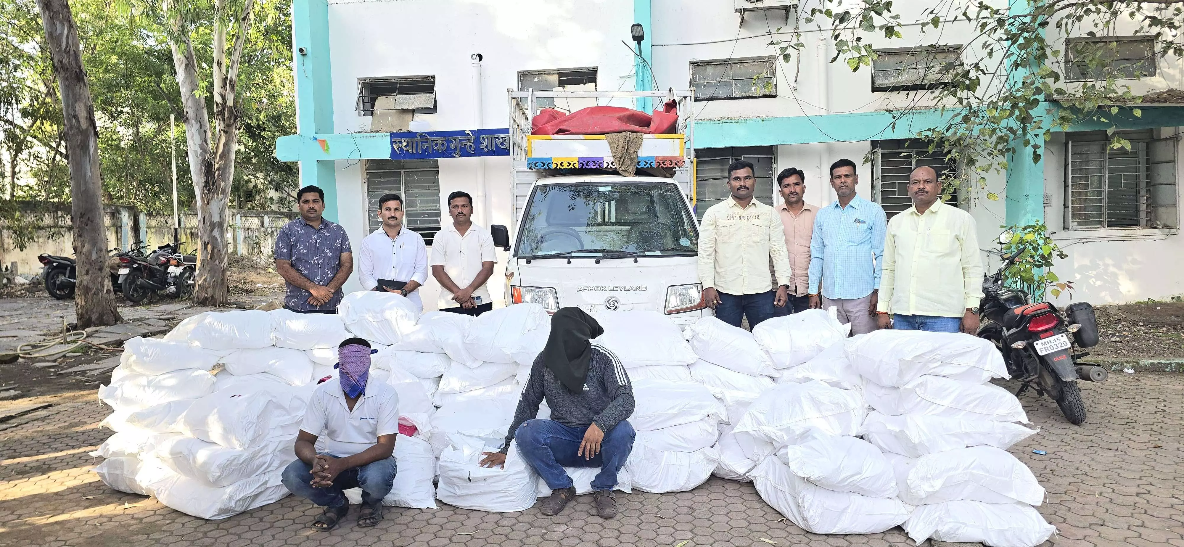 20 लाख से अधिक का प्रतिबंधित गुटखा-तंबाकू और दो वाहन जब्त, चार आरोपी गिरफ्तार- एक फरार 20 लाख से अधिक का प्रतिबंधित गुटखा-तंबाकू और दो वाहन जब्त, चार आरोपी गिरफ्तार- एक फरार