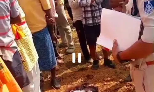 जुताई करते समय खेत के किनारे खाई में पलटा टै्रक्टर, चालक की मौत जुताई करते समय खेत के किनारे खाई में पलटा टै्रक्टर, चालक की मौत