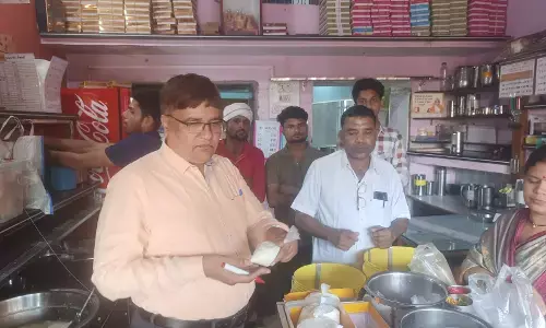 दीपावली पर्व के दृष्टिगत खाद्य प्रतिष्ठानों का किया निरीक्षण दीपावली पर्व के दृष्टिगत खाद्य प्रतिष्ठानों का किया निरीक्षण