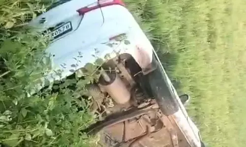 पति के साथ रेत लदे टिप्पर का पीछा कर रही एसडीएम का वाहन पलटा पति के साथ रेत लदे टिप्पर का पीछा कर रही एसडीएम का वाहन पलटा