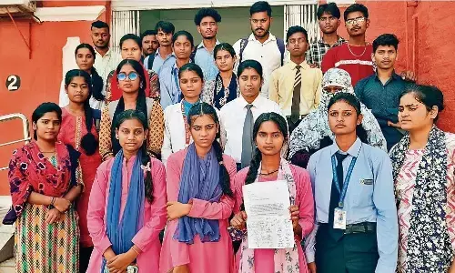 छात्र-छात्राओं के लिए सुबह मात्र एक ही बस, यदि नहीं चढ़ पाए तो दो घंटे तक करना पड़ता है इंतजार छात्र-छात्राओं के लिए सुबह मात्र एक ही बस, यदि नहीं चढ़ पाए तो दो घंटे तक करना पड़ता है इंतजार