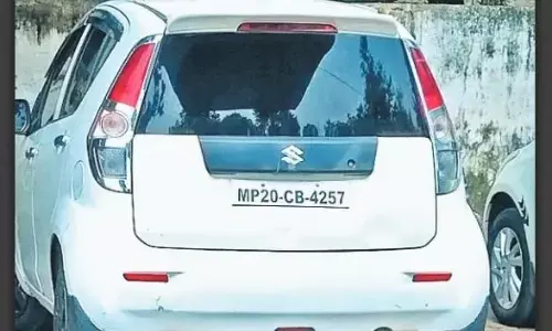 स्कूल और पेट्रोल पम्प के पास दिन-भर खड़ी रहीं काली फिल्म लगी कारें, मूकदर्शक बने जिम्मेदार स्कूल और पेट्रोल पम्प के पास दिन-भर खड़ी रहीं काली फिल्म लगी कारें, मूकदर्शक बने जिम्मेदार