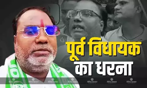 बगावती अंदाज में नजर आए RJD के Saroj Yadav, टिकट के लिए राबड़ी आवास के बाहर किया प्रदर्शन