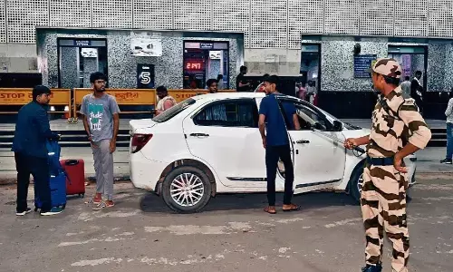 रेलवे स्टेशन में सुरक्षा की कमान होमगार्ड और निजी गार्डों के हाथों में रेलवे स्टेशन में सुरक्षा की कमान होमगार्ड और निजी गार्डों के हाथों में