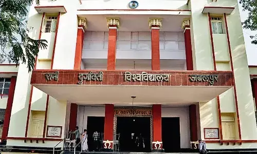 छात्रों से वसूली फीस और कह रहे हुई बचत छात्रों से वसूली फीस और कह रहे हुई बचत