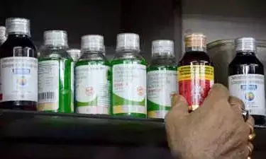 जानलेवा सिरप की 500 बोतलें जब्त, पीने से मध्य प्रदेश में 20 से अधिक बच्चों की हुई मौत जानलेवा सिरप की 500 बोतलें जब्त, पीने से मध्य प्रदेश में 20 से अधिक बच्चों की हुई मौत