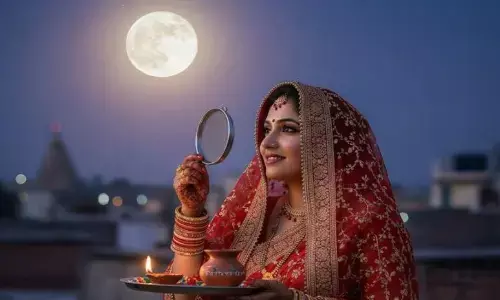 चांद का हुआ दीदार, दिल्ली-NCR समेत देशभर में सुहागिनों ने दर्शन कर खोला व्रत चांद का हुआ दीदार, दिल्ली-NCR समेत देशभर में सुहागिनों ने दर्शन कर खोला व्रत