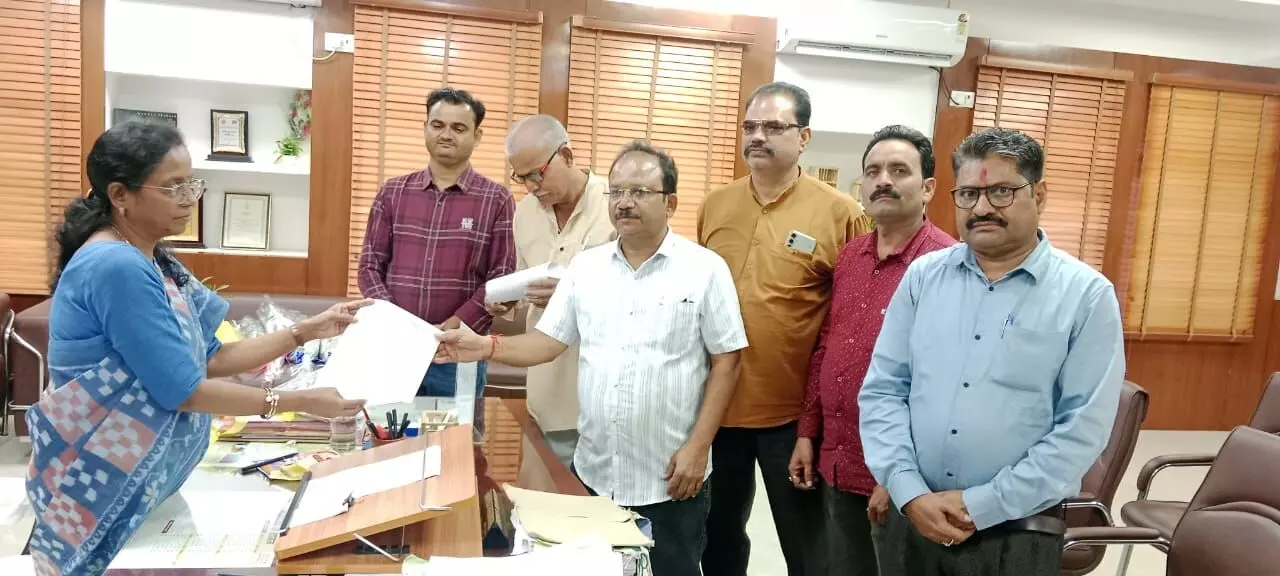 जिला औषधि विक्रेता संघ द्वारा कलेक्टर के नाम सौंपा गया ज्ञापन, कार्रवाई व जांच के संबध में रखी गई मांग जिला औषधि विक्रेता संघ द्वारा कलेक्टर के नाम सौंपा गया ज्ञापन, कार्रवाई व जांच के संबध में रखी गई मांग