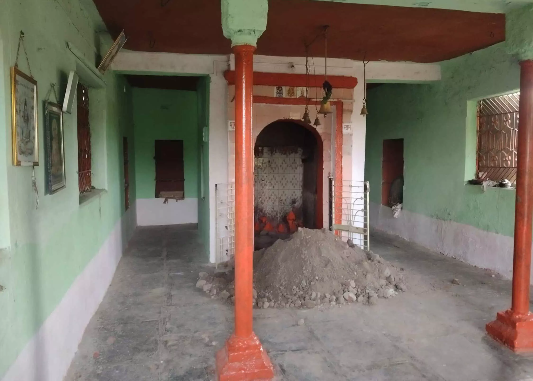गुप्तधन की तलाश में अमरावती के मंदिर के गर्भगृह में खुदाई गुप्तधन की तलाश में अमरावती के मंदिर के गर्भगृह में खुदाई