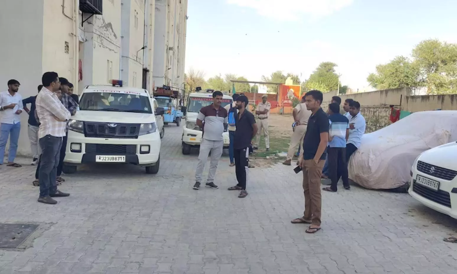 राजस्थान में एक ही परिवार के पांच सदस्यों की मौत, क्राइम सीन पर जाने के लिए पुलिस को करना पड़ा चुनौती का सामना राजस्थान में एक ही परिवार के पांच सदस्यों की मौत, क्राइम सीन पर जाने के लिए पुलिस को करना पड़ा चुनौती का सामना