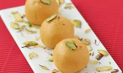 इस दिवाली खुद बनाएं बाजार बाले बेसन के लड्डू, घर की बनी मिठाई से कराएं मेहमानों का मुंह मीठा