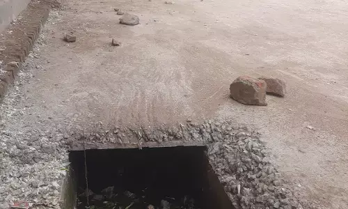 सीसी सड़क में घटिया निर्माण को लेकर सीएमओ से की शिकायत सीसी सड़क में घटिया निर्माण को लेकर सीएमओ से की शिकायत
