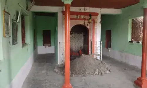 गुप्तधन की तलाश में अमरावती के मंदिर के गर्भगृह में खुदाई गुप्तधन की तलाश में अमरावती के मंदिर के गर्भगृह में खुदाई