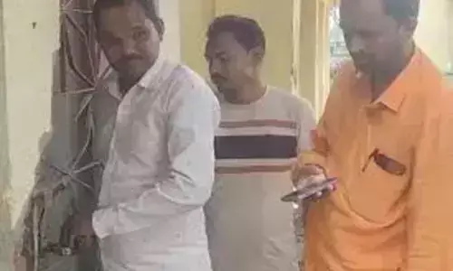 शिक्षकों की कमी से भड़के अभिभावक , स्कूल प्रबंधन समिति ने शाला पर जड़ा ताला शिक्षकों की कमी से भड़के अभिभावक , स्कूल प्रबंधन समिति ने शाला पर जड़ा ताला