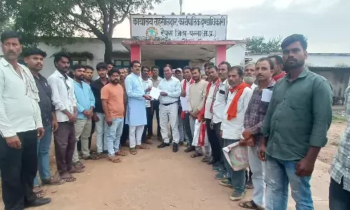 रैपुरा का धान पंजीयन केन्द्र बंद होने से देर रात तक हुआ हंगामा, कई किसानों के नहीं हो सके पंजीयन, पंजीयन दिनांक बढाने किसानों ने की मांग रैपुरा का धान पंजीयन केन्द्र बंद होने से देर रात तक हुआ हंगामा, कई किसानों के नहीं हो सके पंजीयन, पंजीयन दिनांक बढाने किसानों ने की मांग