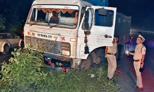 मुरुम से भरे डम्पर की टक्कर से मां-बेटी की मौत