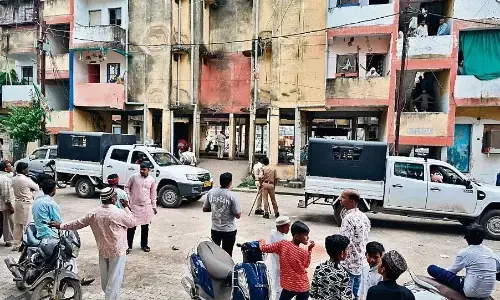 बिना आवंटन रहने वालों सेे खाली कराए आवास बिना आवंटन रहने वालों सेे खाली कराए आवास