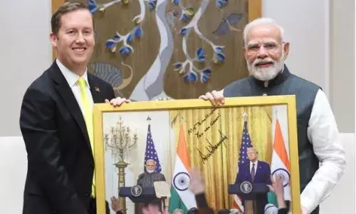 दिल्ली स्थित अमेरिका के दूतावास में नव नियुक्त राजूदत ने पीएम मोदी से की मुलाकात, ट्रंप के साथ दोस्ती को लेकर कह दी ये बात दिल्ली स्थित अमेरिका के दूतावास में नव नियुक्त राजूदत ने पीएम मोदी से की मुलाकात, ट्रंप के साथ दोस्ती को लेकर कह दी ये बात