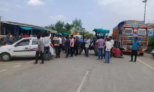 इलाज के अभाव में युवक की मौत, ग्रामीणों ने किया चक्काजाम, ग्रामीणों का आरोप- एक घंटे तक नहीं आई एम्बुलेंस, जुन्नारदेव के हिरदागढ़ की घटना इलाज के अभाव में युवक की मौत, ग्रामीणों ने किया चक्काजाम, ग्रामीणों का आरोप- एक घंटे तक नहीं आई एम्बुलेंस, जुन्नारदेव के हिरदागढ़ की घटना