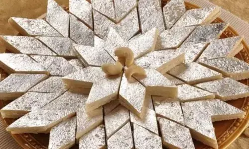 इस दिवाली भी बाहर से लाएंगे मिठाइयां? चलिए सीखें बाजार जैसी काजू कतली बनाने की आसान रेसिपी इस दिवाली भी बाहर से लाएंगे मिठाइयां? चलिए सीखें बाजार जैसी काजू कतली बनाने की आसान रेसिपी