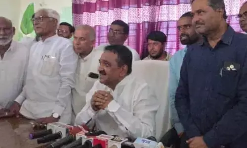 पूर्व विधायक भाऊराव पाटिल गोरेगांवकर ने थामा धनुष्य-बाण, मुंबई में होंगे शिंदे गुट में शामिल पूर्व विधायक भाऊराव पाटिल गोरेगांवकर ने थामा धनुष्य-बाण, मुंबई में होंगे शिंदे गुट में शामिल