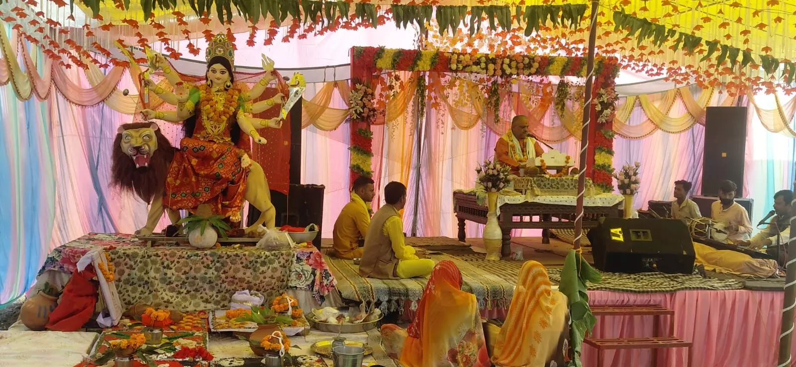 शक्ति स्वरूपा की कथा सुन श्रोता हुए मंत्रमुग्ध शक्ति स्वरूपा की कथा सुन श्रोता हुए मंत्रमुग्ध
