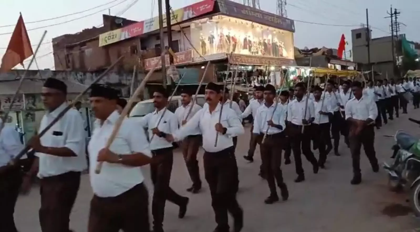 स्वयंसेवकों ने शस्त्र पूजन कर निकाला पथ संचलन स्वयंसेवकों ने शस्त्र पूजन कर निकाला पथ संचलन