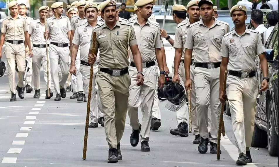 त्योहारों में दिल्ली पुलिस का सुरक्षा गश्त अभियान तेज, अधिकारियों ने लिया जायजा त्योहारों में दिल्ली पुलिस का सुरक्षा गश्त अभियान तेज, अधिकारियों ने लिया जायजा
