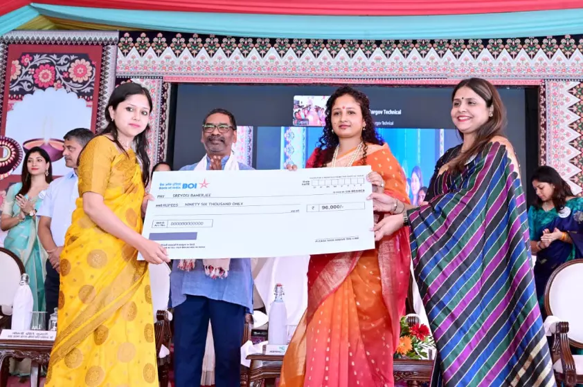 CM हेमन्त सोरेन ने रांची में आयोजित 5 दिवसीय झारखंड आईएएस ऑफिसर्स वाइव्स एसोसिएशन (जेसोवा) दिवाली मेला-2025 का विधिवत् उद्घाटन किया CM हेमन्त सोरेन ने रांची में आयोजित 5 दिवसीय झारखंड आईएएस ऑफिसर्स वाइव्स एसोसिएशन (जेसोवा) दिवाली मेला-2025 का विधिवत् उद्घाटन किया