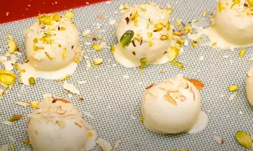 इस दिवाली घर पर बनाएं कुछ यूनिक, चॉकलेट मावा लड्डू खाते ही परिवार का दिल हो जाएगा खुश इस दिवाली घर पर बनाएं कुछ यूनिक, चॉकलेट मावा लड्डू खाते ही परिवार का दिल हो जाएगा खुश