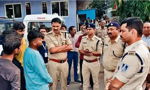 अचानक कार का दरवाजा खुलने से बाइक सवार हवलदार टकराया, मौत अचानक कार का दरवाजा खुलने से बाइक सवार हवलदार टकराया, मौत