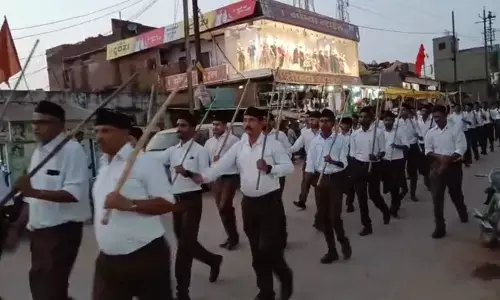 स्वयंसेवकों ने शस्त्र पूजन कर निकाला पथ संचलन स्वयंसेवकों ने शस्त्र पूजन कर निकाला पथ संचलन