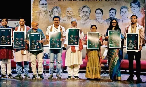 दबे पैरों से उजाला आ रहा है, फिर कथाओं को खंगाला जा रहा है दबे पैरों से उजाला आ रहा है, फिर कथाओं को खंगाला जा रहा है