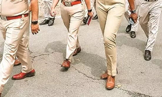 पुलिस के जूतों में होगा बदलाव सीएम फडणवीस ने मांगे सुझाव पुलिस के जूतों में होगा बदलाव सीएम फडणवीस ने मांगे सुझाव