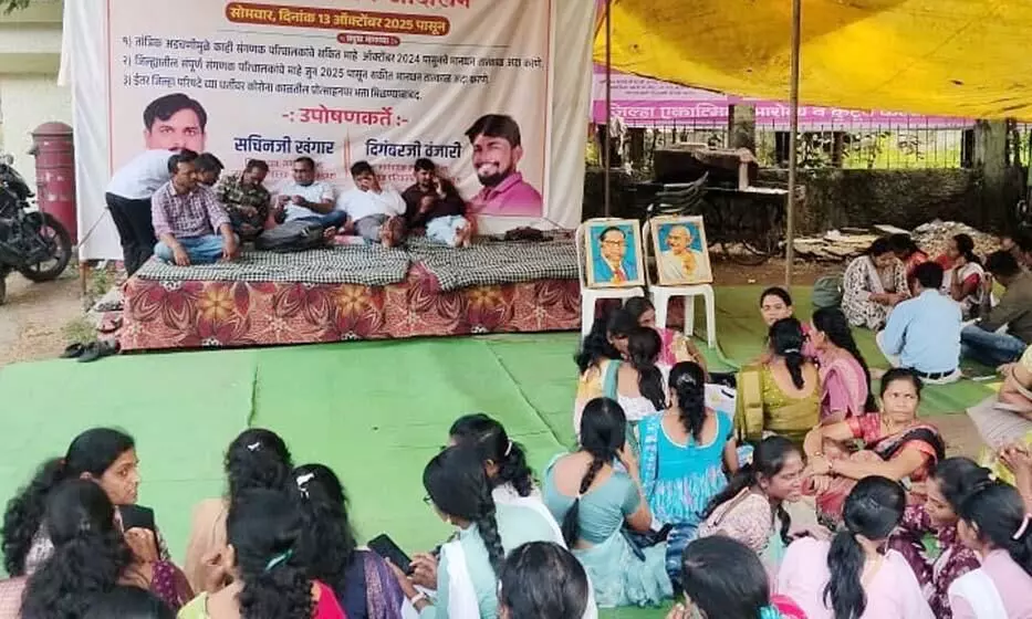 बकाया मानधन और भत्ते की मांग को लेकर कंप्यूटर ऑपरेटर्स हड़ताल पर बकाया मानधन और भत्ते की मांग को लेकर कंप्यूटर ऑपरेटर्स हड़ताल पर